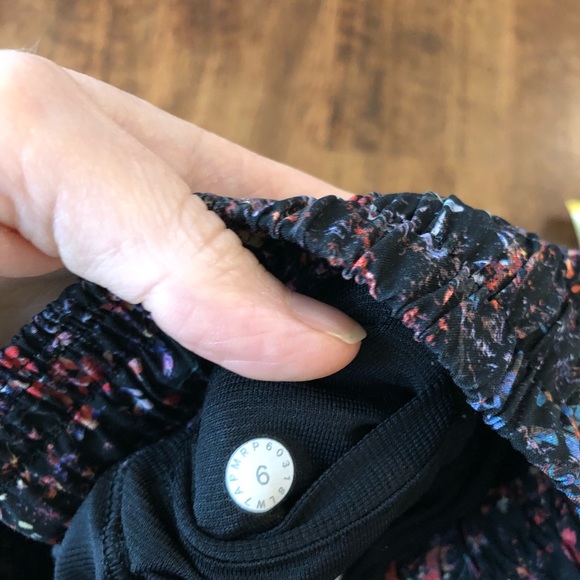 Lululemon size 6 hotty hot shorts - Picture 3 of 4